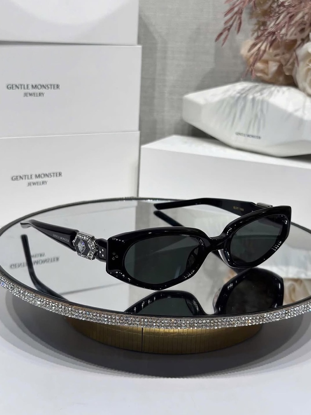 Gentle Monster Ruvy Van 01 Non-Rx Sunglasses in Black/Black - Picture 2 of 12